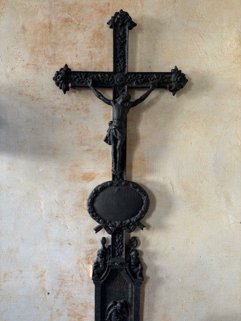 Gusseisernes, großes Kreuz mit Jesus