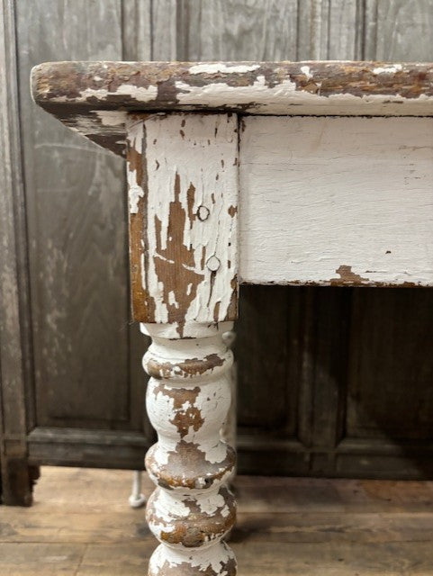 Tisch mit Patina