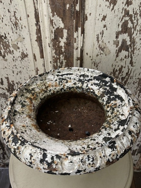 weiße, gusseiserne Amphore
