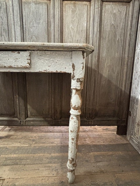 Hellgrauer Tisch mit Patina