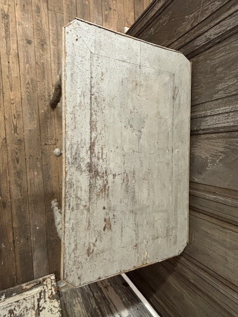 Hellgrauer Tisch mit Patina