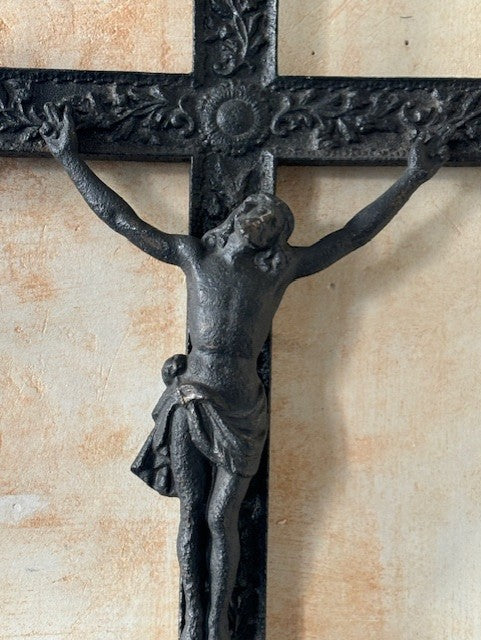 Gusseisernes, großes Kreuz mit Jesus