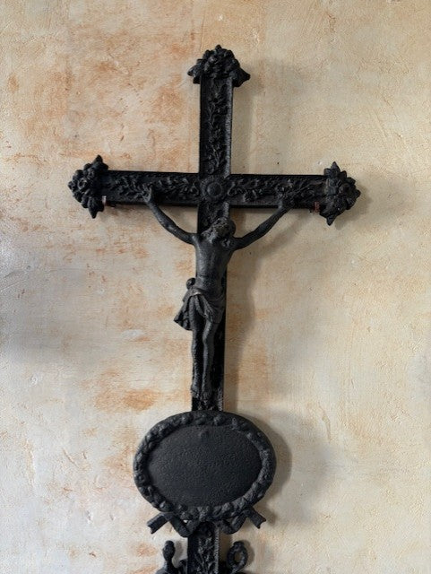 Gusseisernes, großes Kreuz mit Jesus