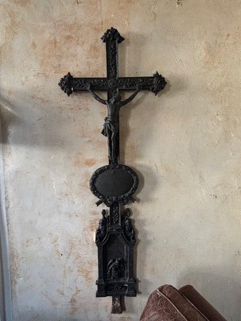 Gusseisernes, großes Kreuz mit Jesus